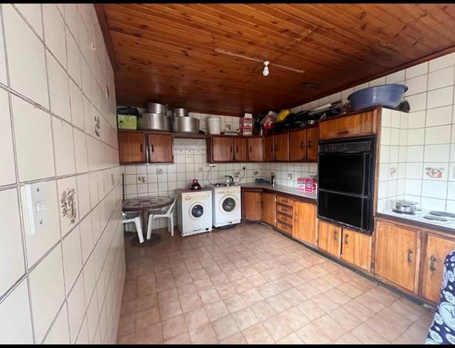 7 BEDROOM HOUSE FOR SALE IN BEZUIDENHOUT VALLEY